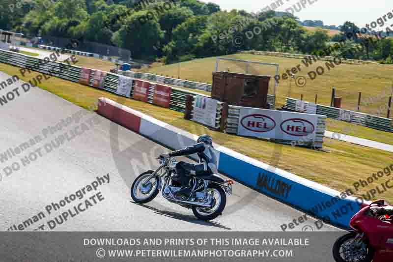 Vintage motorcycle club;eventdigitalimages;mallory park;mallory park trackday photographs;no limits trackdays;peter wileman photography;trackday digital images;trackday photos;vmcc festival 1000 bikes photographs